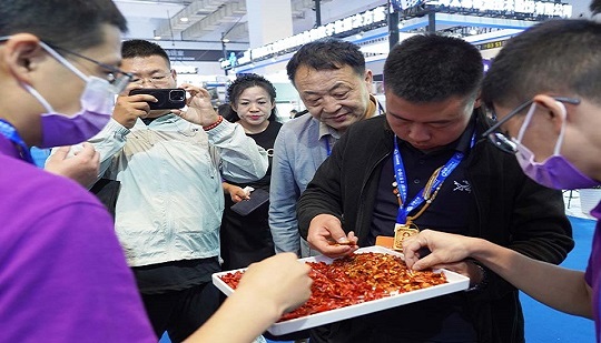 La selezione della qualità tramite intelligenza artificiale di Jiexun accende la Fiera Internazionale del Peperoncino e dei Condimenti in Cina (Qingdao) per favorire l'aggiornamento intelligente del settore dei condimenti